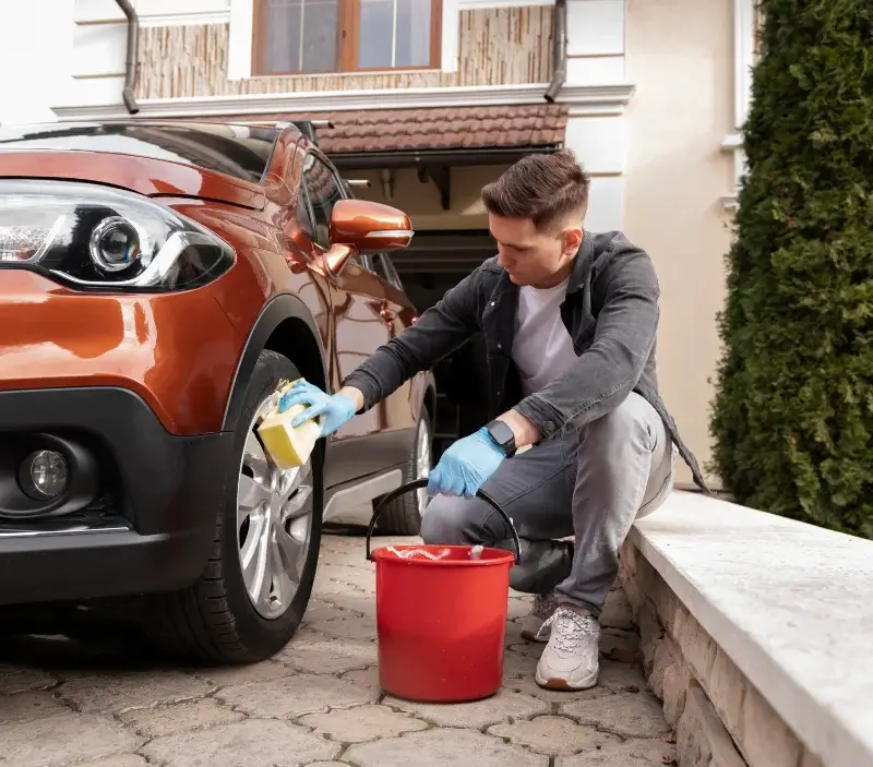 Lavage auto à domicile Saint-Martin-le-Beau : professionnel intervenant sur un véhicule